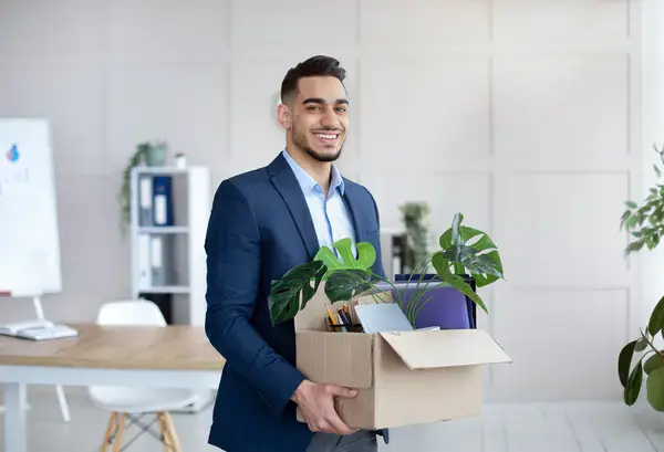 Mann zieht aus Büro aus